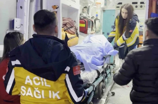 Arkadaşını bı&ccedil;akla ağır yaraladı, biri hastaneye diğeri cezaevine gitti
