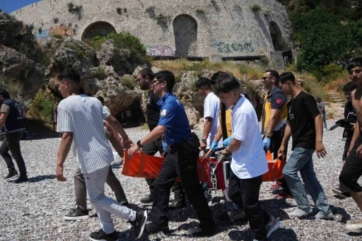 Arkadaşını kurtarmak isterken boğulma tehlikesi ge&ccedil;iren &ccedil;ocuk hastanelik oldu
