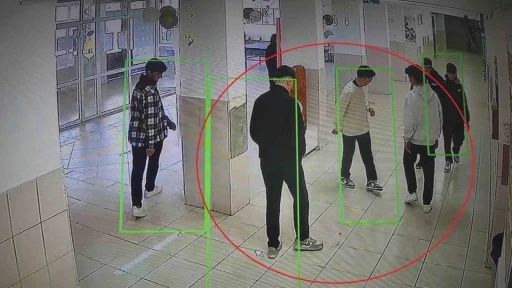 Arkadaşlarının top olarak oynadığı boş pet şişeyi &ccedil;&ouml;pe atan kız &ouml;ğrenci &ccedil;evre duyarlılığıyla taktir topladı
