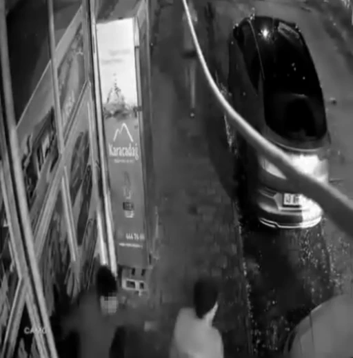 Arkadaşlarıyla şakalaşırken &ccedil;arptığı camın kırılması ile iş yerinin i&ccedil;ine d&uuml;şt&uuml;
