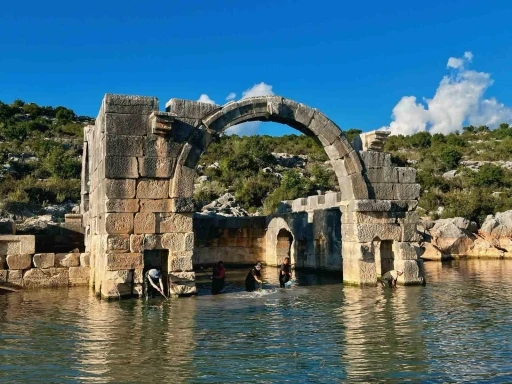 Arkeologların &ccedil;amur ve suyun i&ccedil;inde bin 850 yıllık antik havuzu g&uuml;n y&uuml;z&uuml;ne &ccedil;ıkarma &ccedil;abası
