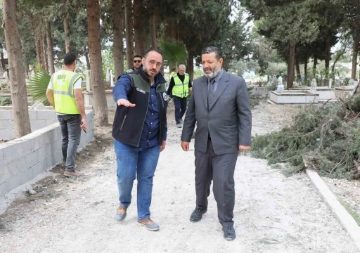Armutlu mezarlığında bakım ve temizlik çalışması gerçekleştirildi
