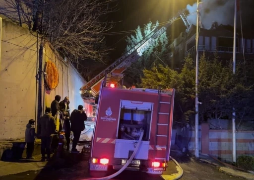 Arnavutk&ouml;y&rsquo;de 4 katlı binanın bacasında korkutan yangın
