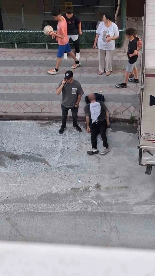 Arnavutk&ouml;y&rsquo;de akıl almaz anlar: Kafasını defalarca kamyonet kasasına vurup kendisini bayılttı
