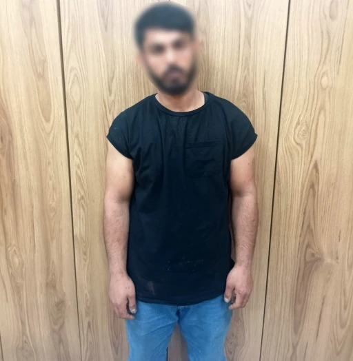 Arnavutk&ouml;y&rsquo;de apartman &ouml;n&uuml;nden bebek arabası &ccedil;alan hırsız yakalandı
