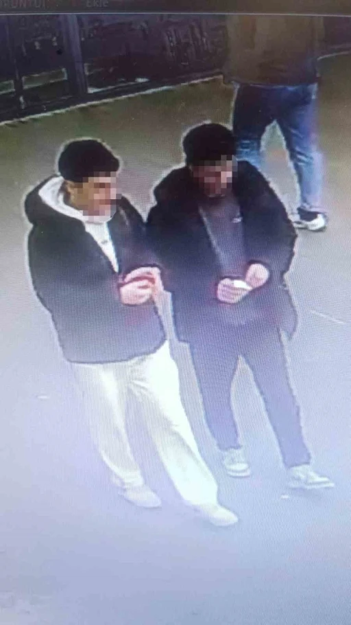 Arnavutk&ouml;y&rsquo;de AVM&rsquo;de parf&uuml;m hırsızlığı kamerada
