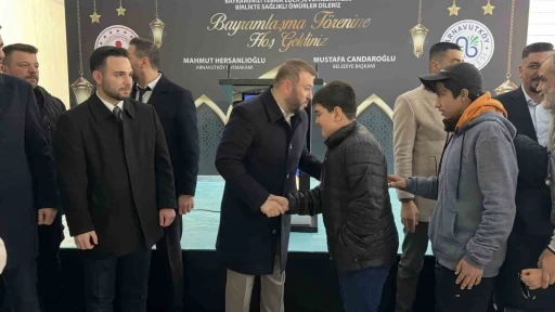 Arnavutk&ouml;y&rsquo;de bayram namazı sonrası il&ccedil;e protokol&uuml; vatandaşlarla bayramlaştı
