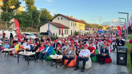 Arnavutk&ouml;y&rsquo;de binlerce kişi milli ma&ccedil; heyecanını dev ekranlarda yaşadı
