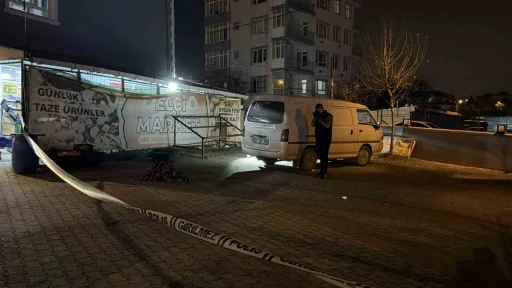 Arnavutk&ouml;y&rsquo;de cami avlusunda yaşlı adama silahlı saldırı: 1 yaralı
