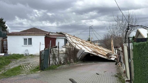 Arnavutk&ouml;y&rsquo;de &ccedil;atı 30 metre u&ccedil;arak başka evin &uuml;zerine d&uuml;şt&uuml;
