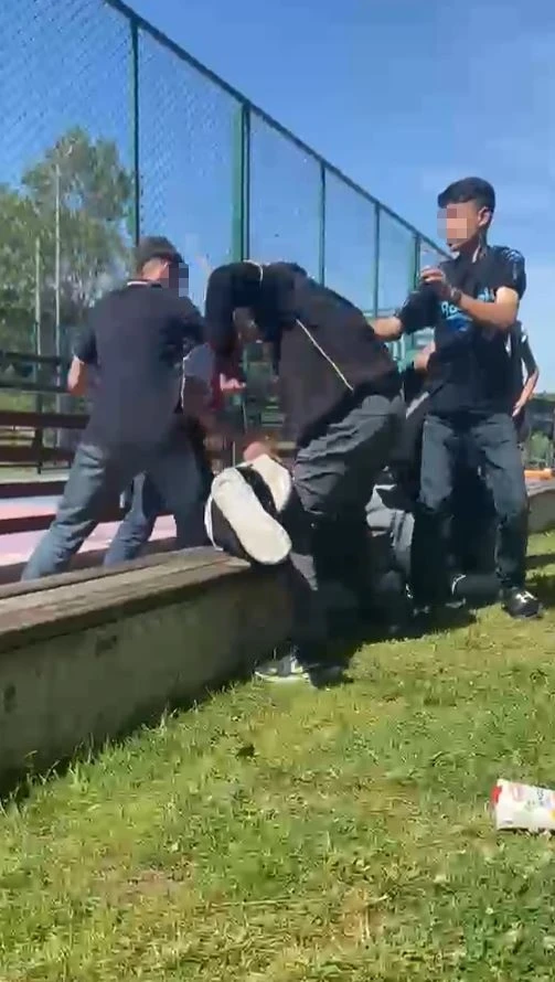 Arnavutk&ouml;y&rsquo;de &ccedil;ocuklar arasındaki kavga kamerada: acımasızca saldırdılar
