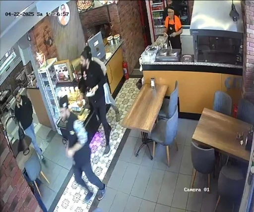 Arnavutköy’de depreme restoranda yakalananlar panikle dışarı çıktı: O anlar kamerada
