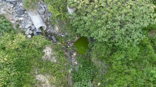 Arnavutk&ouml;y&rsquo;de dereden akan yeşil su mahalleliyi tedirgin etti
