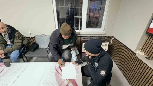 Arnavutk&ouml;y&rsquo;de engelli vatandaş bulduğu parayı polise teslim etti
