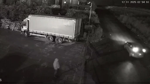 Arnavutköy’de fabrikaya kurşun yağmuru kamerada: 20 bin lira için tetikçi tuttu
