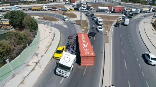 Arnavutköy’de facia ucuz atlatıldı: Kömür yüklü tırın konteyneri böyle yola devrildi
