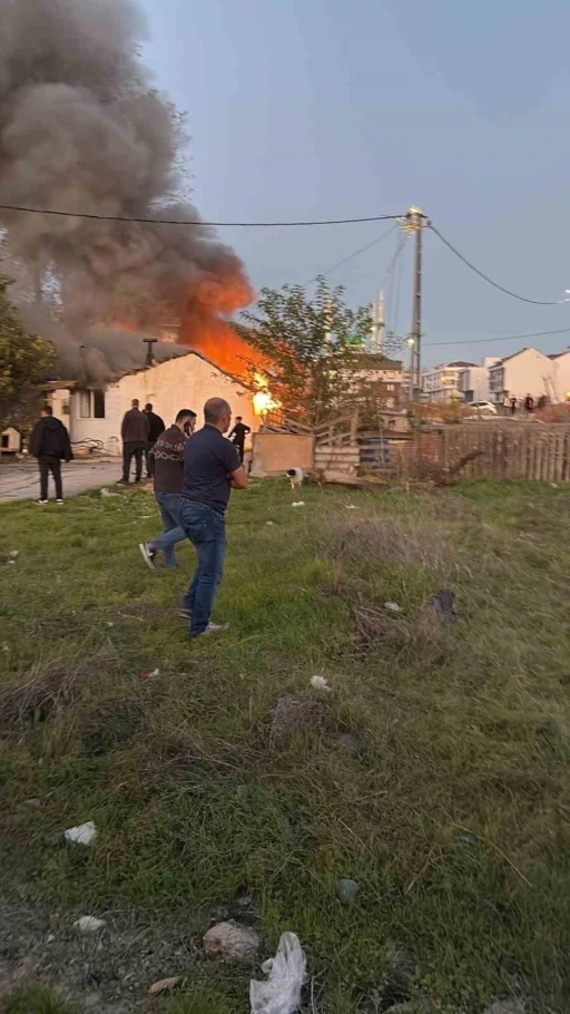 Arnavutköy’de gecekondu alev alev yandı
