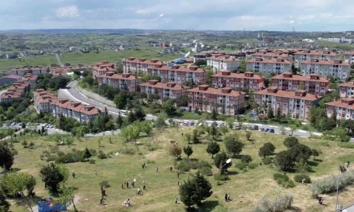 Arnavutk&ouml;y&rsquo;de geleneksel u&ccedil;urtma şenliği renkli g&ouml;r&uuml;nt&uuml;lere sahne oldu
