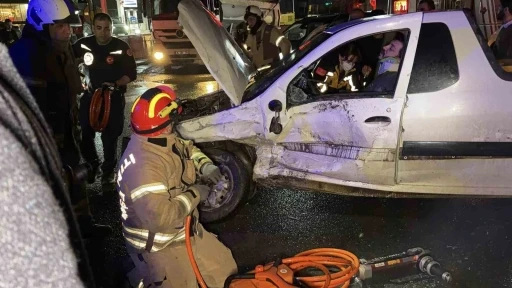 Arnavutk&ouml;y&rsquo;de iki ara&ccedil; &ccedil;arpıştı: S&uuml;r&uuml;c&uuml; ara&ccedil;ta sıkıştı
