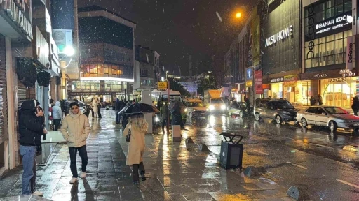 Arnavutk&ouml;y&rsquo;de kar yağışı başladı
