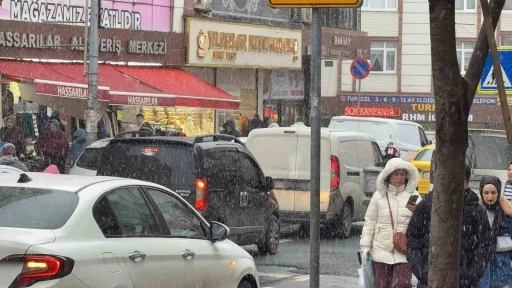 Arnavutk&ouml;y&rsquo;de kar yağışı etkili olmaya devam ediyor
