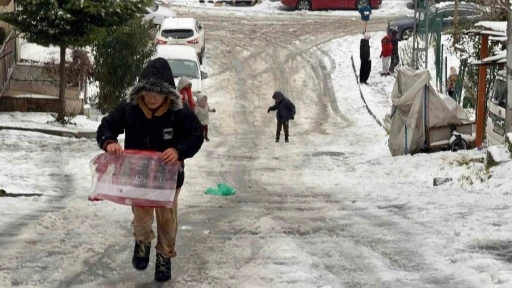 Arnavutk&ouml;y&rsquo;de kar yağışıyla kayak pistine d&ouml;nen sokak dronla g&ouml;r&uuml;nt&uuml;lendi
