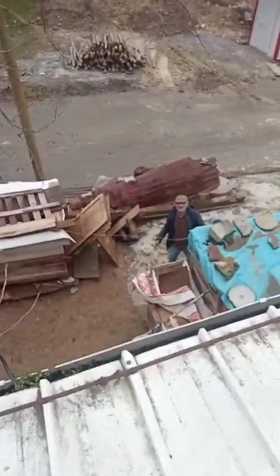 Arnavutk&ouml;y&rsquo;de komşuların kavgası kamerada
