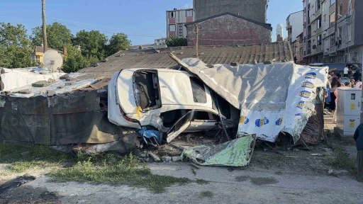 Arnavutk&ouml;y&rsquo;de kontrolden &ccedil;ıkan otomobil eve daldı: 5 yaralı
