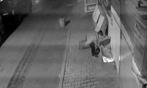 Arnavutk&ouml;y&rsquo;de k&uuml;&ccedil;&uuml;k &ccedil;ocuğun tehlikeli oyunu kamerada
