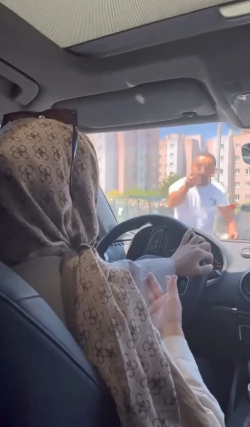 Arnavutköy’de makas attığını iddia ettiği kadın sürücünün yolunu keserek, aracın camına vurdu
