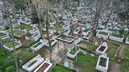 Arnavutk&ouml;y&rsquo;de mezarlık sular altında kaldı
