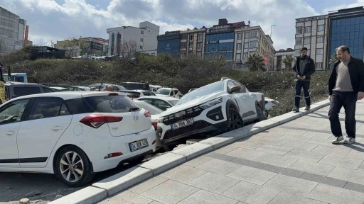 Arnavutk&ouml;y&rsquo;de park etmek isterken ara&ccedil;ların &uuml;zerine &ccedil;ıktı
