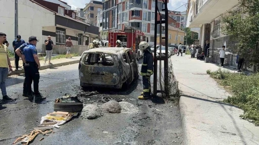 Arnavutköy’de park halindeki otomobil alev topuna döndü: O anlar kamerada
