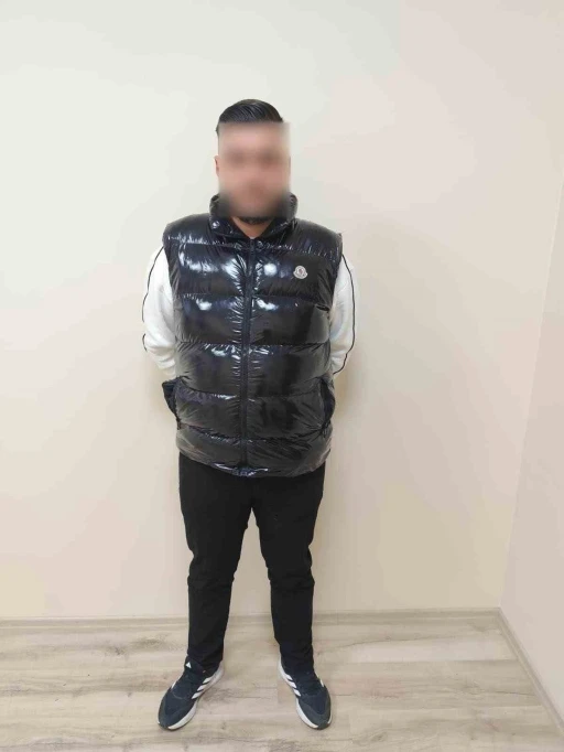 Arnavutk&ouml;y&rsquo;de polisin ş&uuml;phe &uuml;zerine GBT yaptığı kişi &rsquo;aranıyor&rsquo; ifadesi &ccedil;ıkınca yakayı ele verdi
