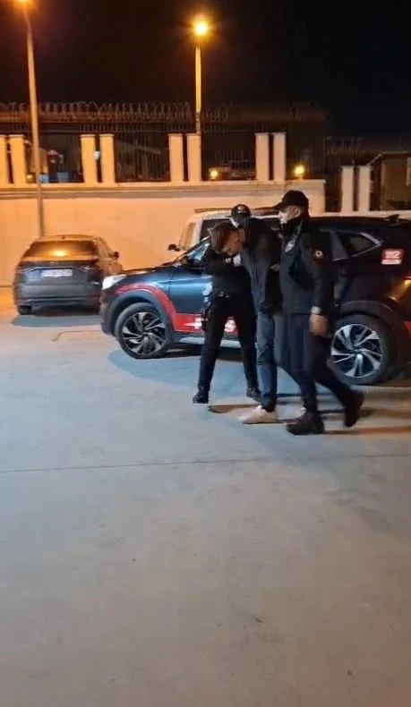 Arnavutk&ouml;y&rsquo;de polisten ka&ccedil;an ş&uuml;phelinin &uuml;zerinden uyuşturucu &ccedil;ıktı
