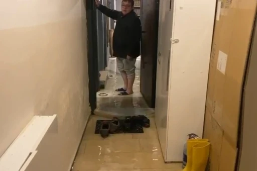 Arnavutk&ouml;y&rsquo;de sağanak yağışta ev ve iş yerlerini su bastı
