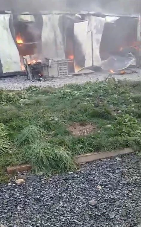 Arnavutk&ouml;y&rsquo;de şantiyede yangın paniği: Konteynerler alev alev yandı
