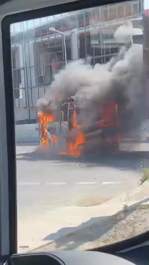 Arnavutk&ouml;y&rsquo;de servis minib&uuml;s&uuml; alev alev yandı
