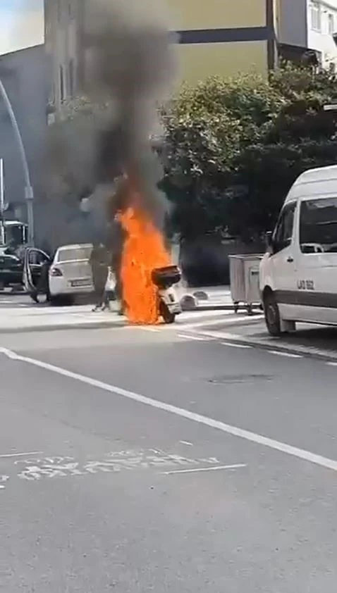 Arnavutköy’de seyir halindeki motosiklet alev aldı