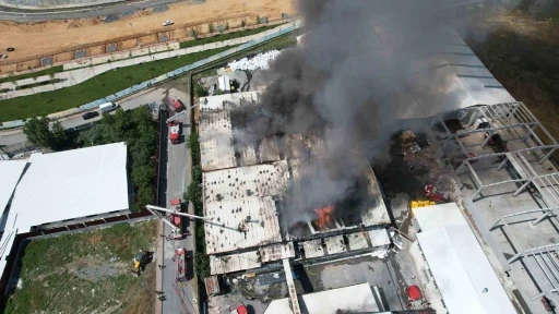 Arnavutk&ouml;y&rsquo;de s&uuml;nger fabrikasında &ccedil;ıkan yangın 3 saatte kontrol altına alındı
