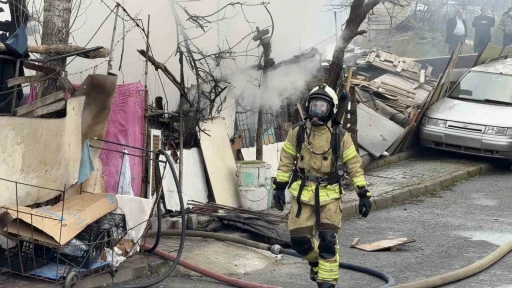 Arnavutk&ouml;y&rsquo;de tek yaşayan yaşlı adamın gecekondusunda yangın
