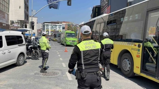 Arnavutk&ouml;y&rsquo;de Trafik Haftası&rsquo;nda anlamlı uygulama: Ceza değil bilin&ccedil;lendirme yapıldı
