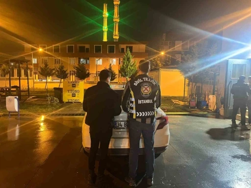 Arnavutk&ouml;y&rsquo;de trafikte kavga eden s&uuml;r&uuml;c&uuml;ler, 602 bin TL ceza kesilerek tutuklandı
