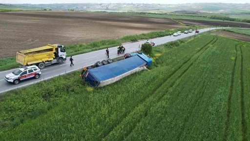 Arnavutk&ouml;y&rsquo;de Ukrayna&rsquo;ya giden ıslak mendil y&uuml;kl&uuml; tır tarlaya devrildi
