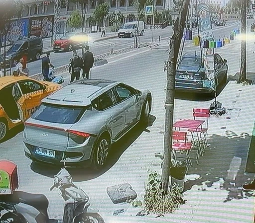 Arnavutköy’de yolun karşısına geçmek isteyen adama taksi çarptı
