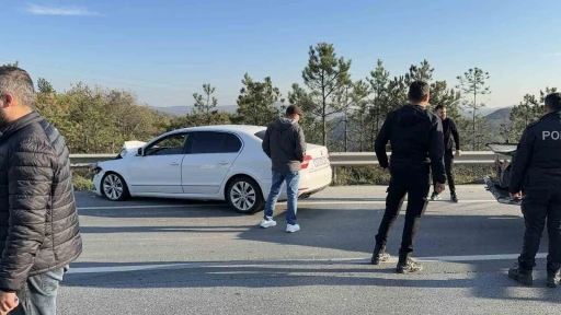 Arnavutköy’de zincirleme trafik kazası: Yan yatan kamyonette sıkışan sürücüyü vatandaşlar kurtardı
