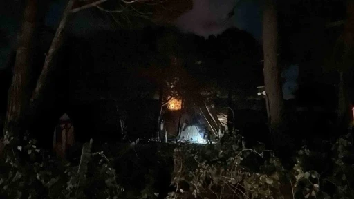 Arnavutk&ouml;y Terkos&rsquo;ta boşaltılan bungalov evler alev alev yandı
