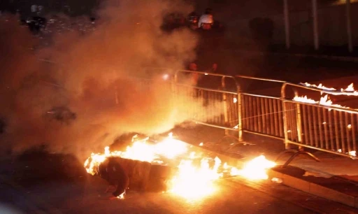 Arnavutluk&rsquo;ta h&uuml;k&uuml;met karşıtı protestocular Başbakanlık binasına molotof kokteyli attı
