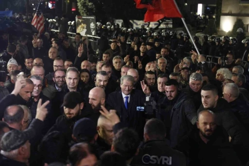 Arnavutluk&rsquo;ta h&uuml;k&uuml;met karşıtı protestocular ile polis arasında &ccedil;atışma
