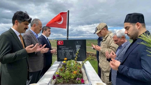 Arpa&ccedil;ay&rsquo;da bayramda duygulandıran şehitlik ziyareti
